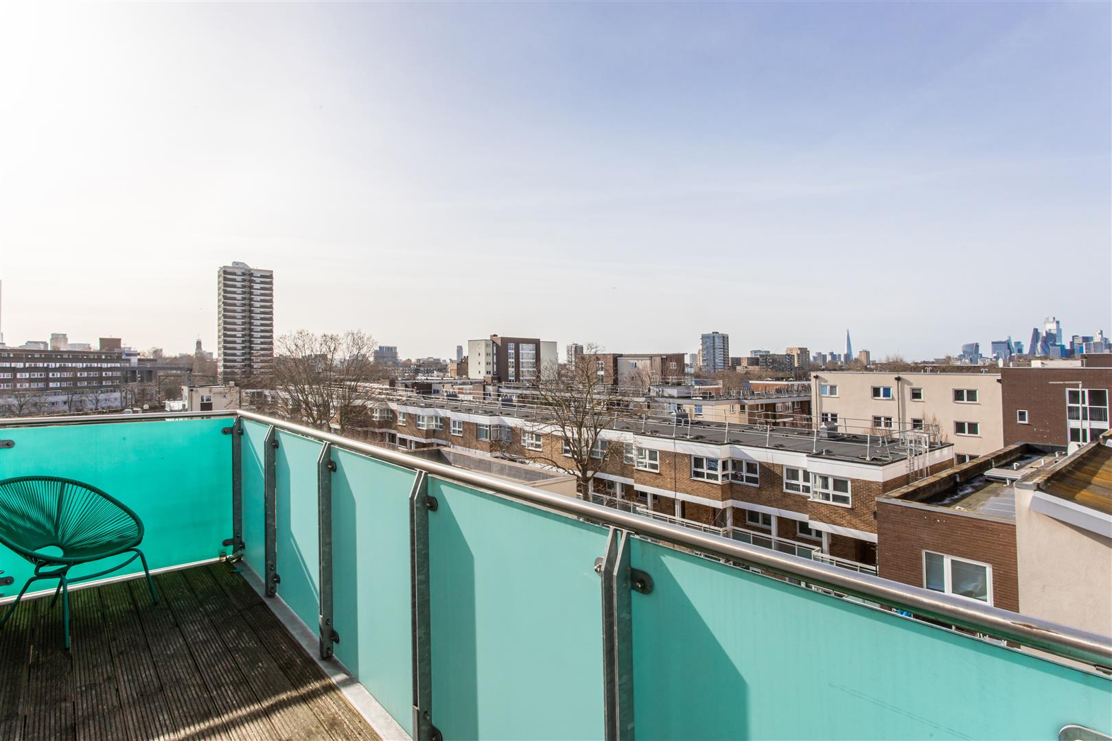 3 bed property in Bolan Apartments, Mile End